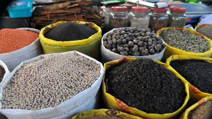 কঠোর নজরদারিতে সারের বাজার