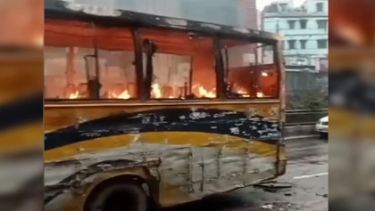 রাজধানীতে গুলি ছুড়ে বাসে আগুন দিল দুর্বৃত্তরা