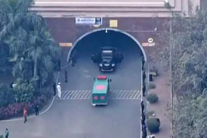 পতাকায় মোড়ানো গাড়িতে মানিক মিয়া অ্যাভিনিউতে বেগম খালেদা জিয়ার মরদেহ